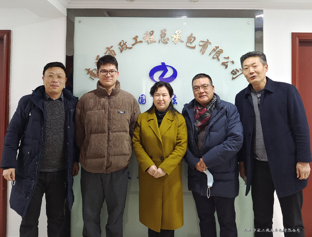 崇川區(qū)政府副區(qū)長嚴(yán)英調(diào)研總公司